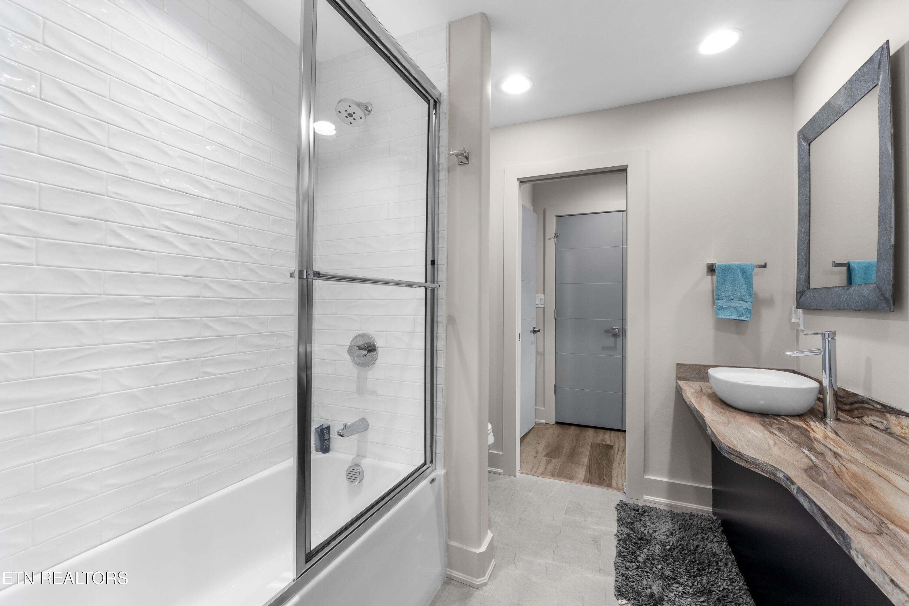 3702 Promontory Point