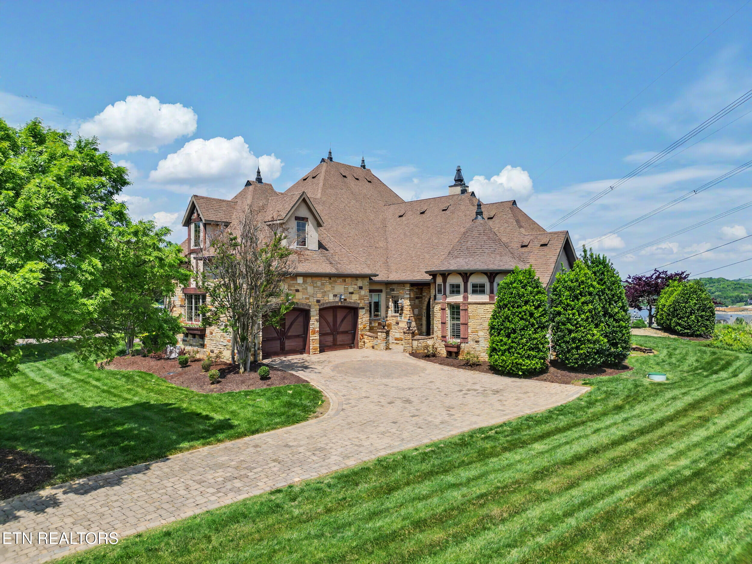 3320 High Pointe Way