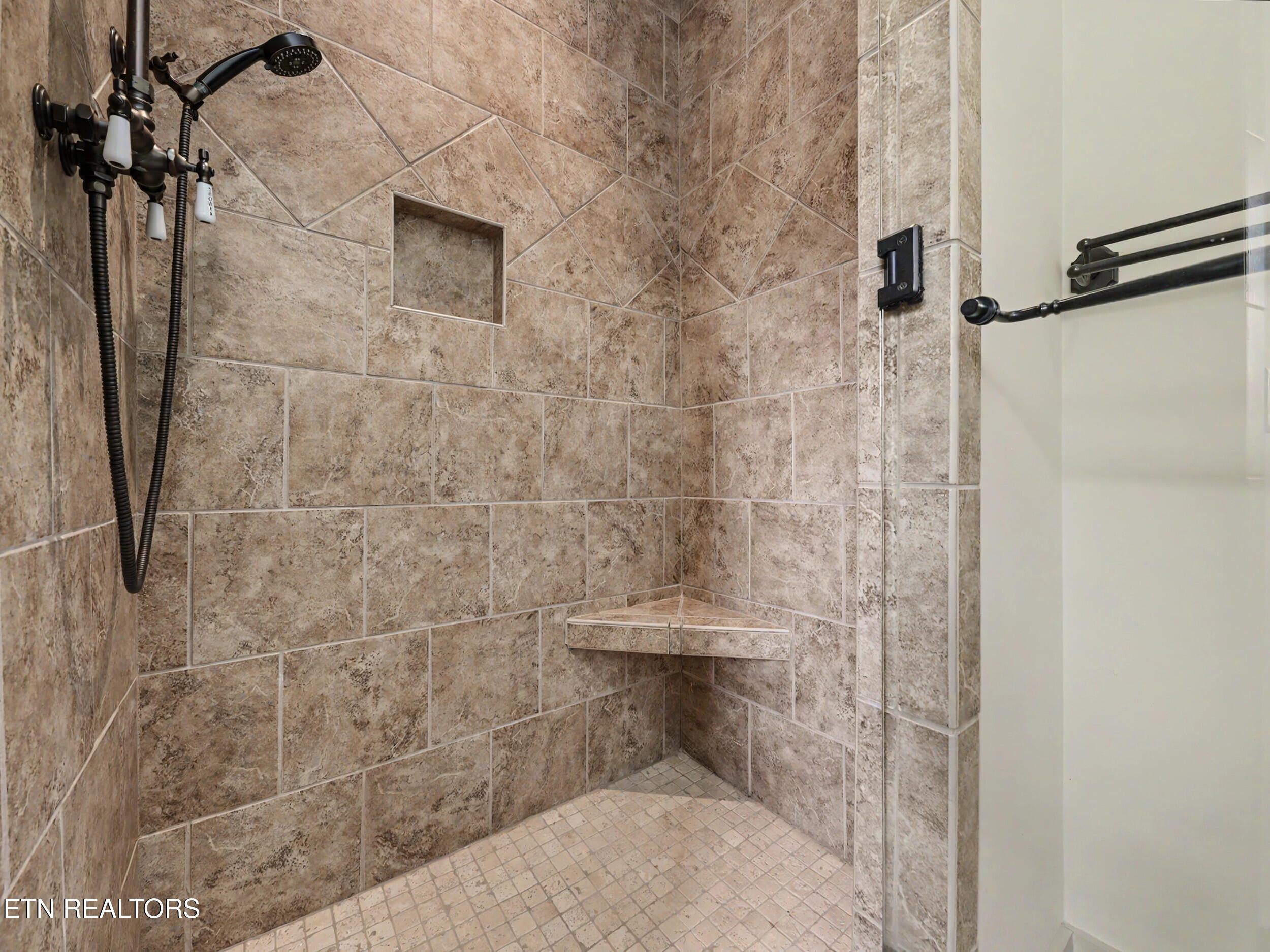 3320 High Pointe Way