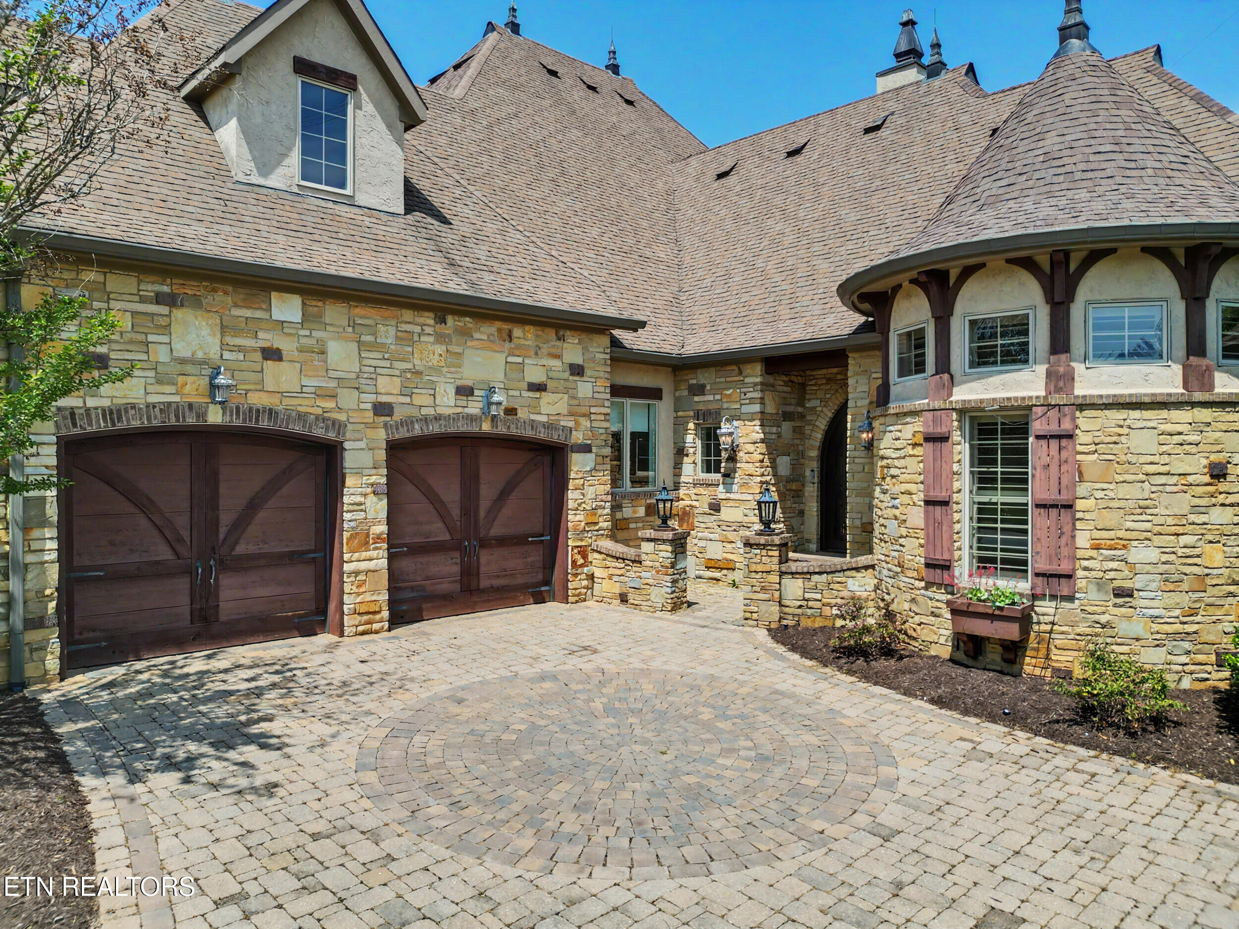 3320 High Pointe Way