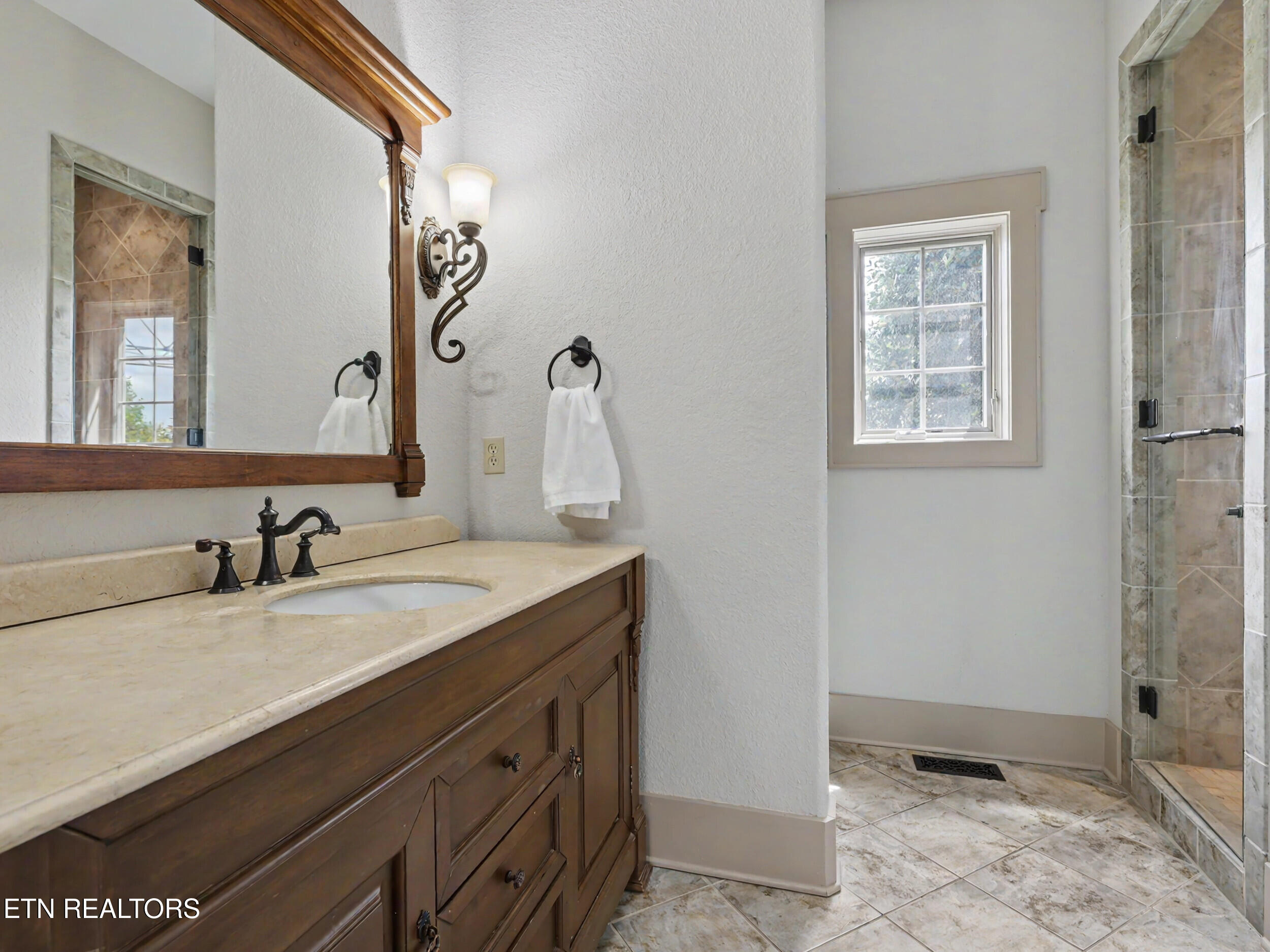 3320 High Pointe Way