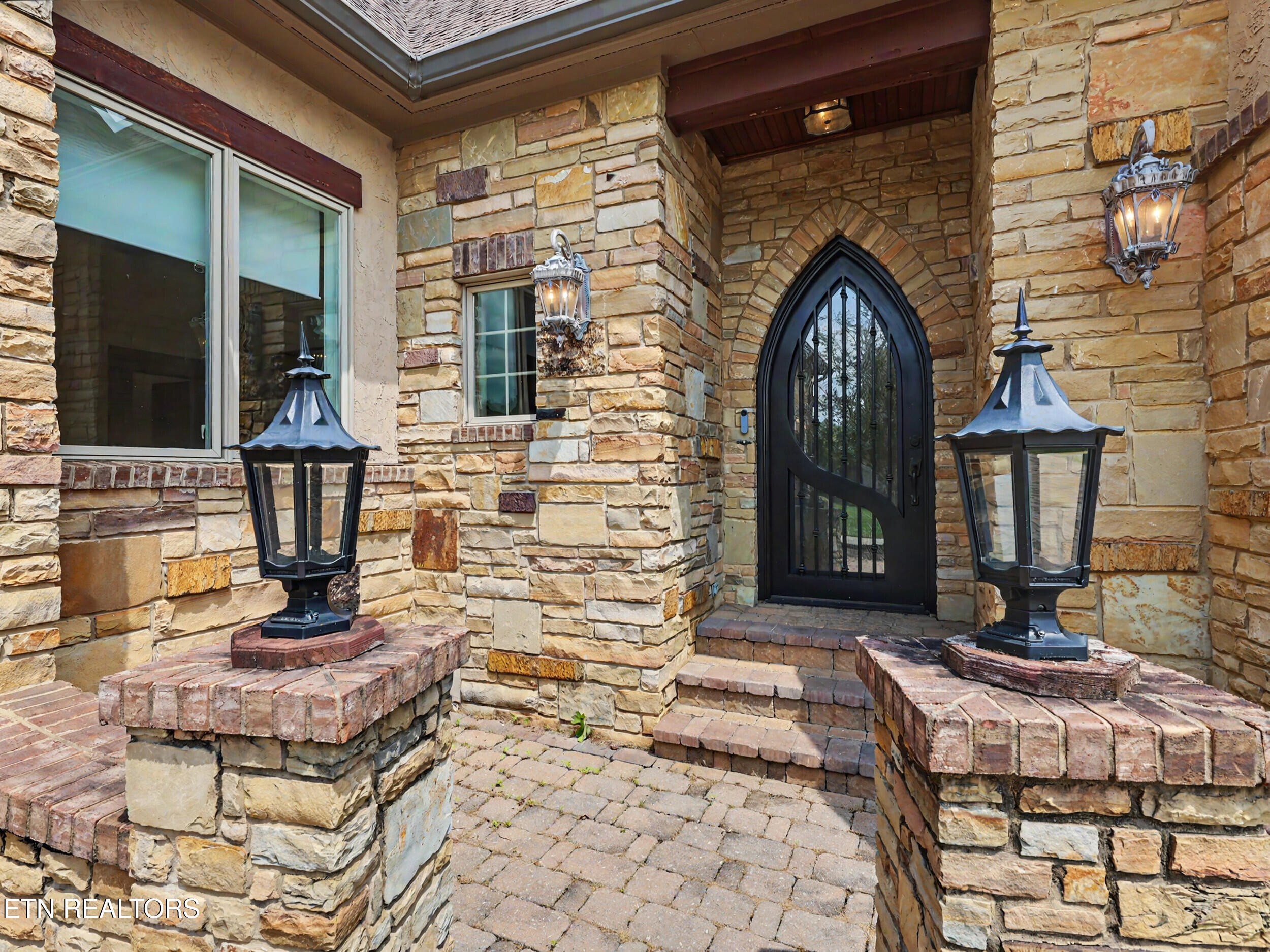 3320 High Pointe Way