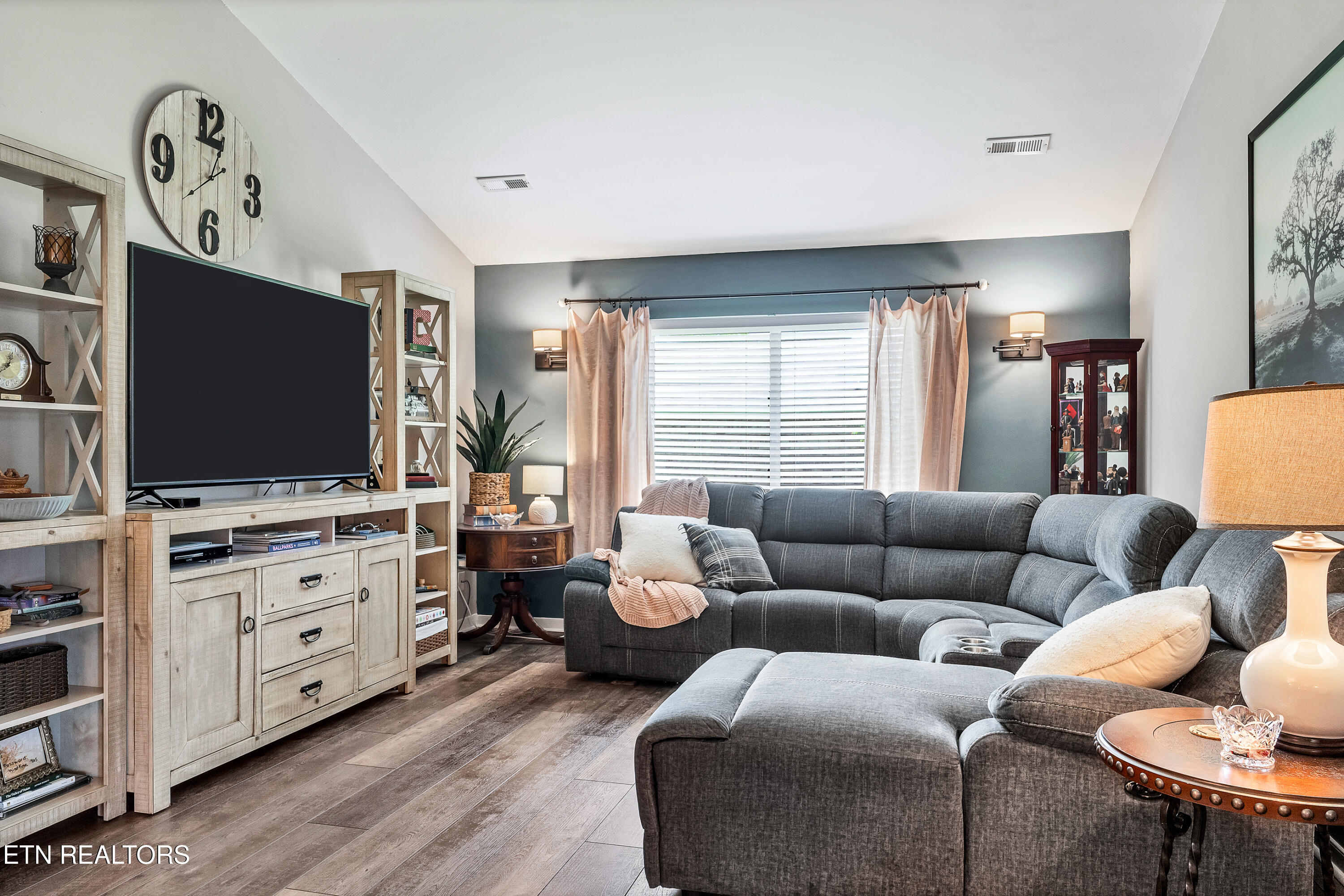 1210 Edinburgh Drive