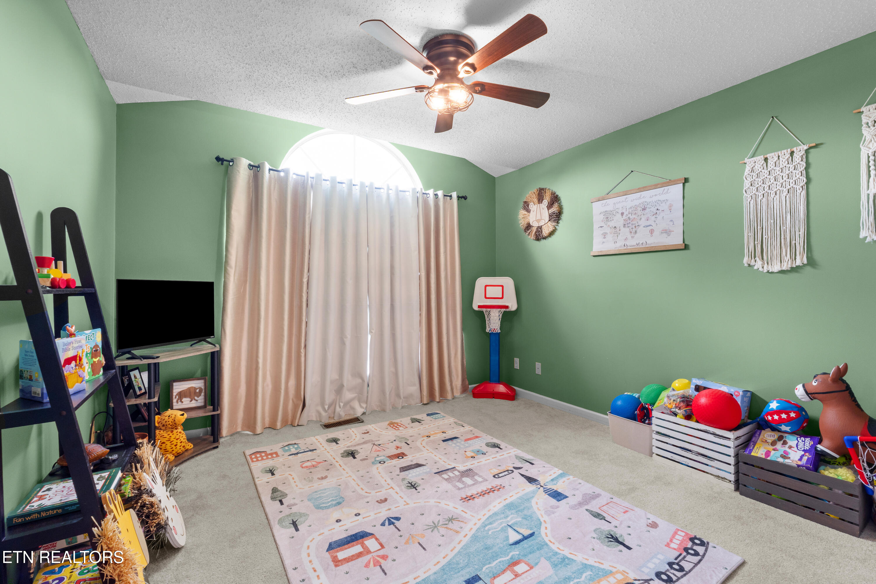 940 Meadow Oaks Drive