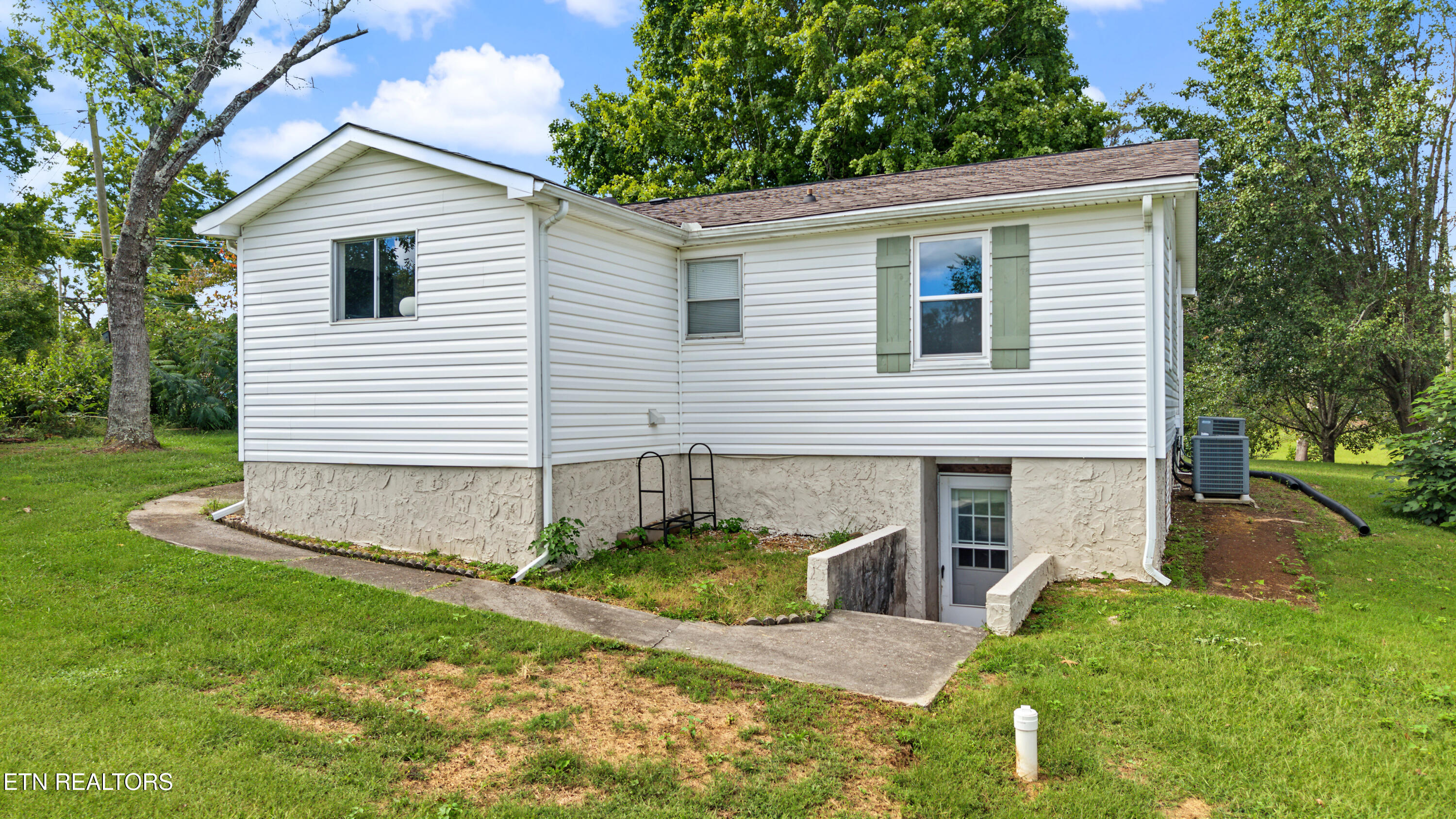 924 Honeysuckle Rd
