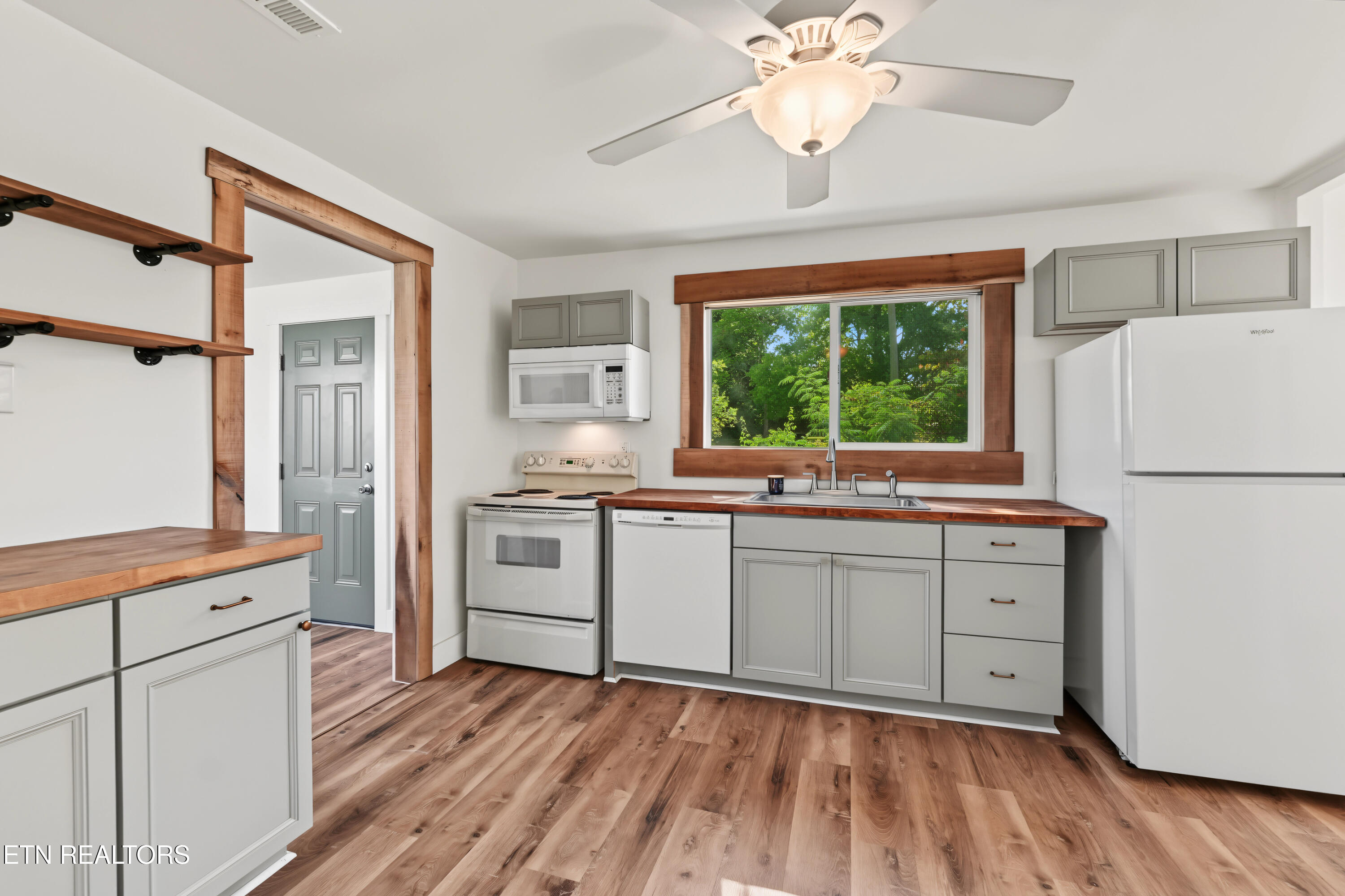 924 Honeysuckle Rd