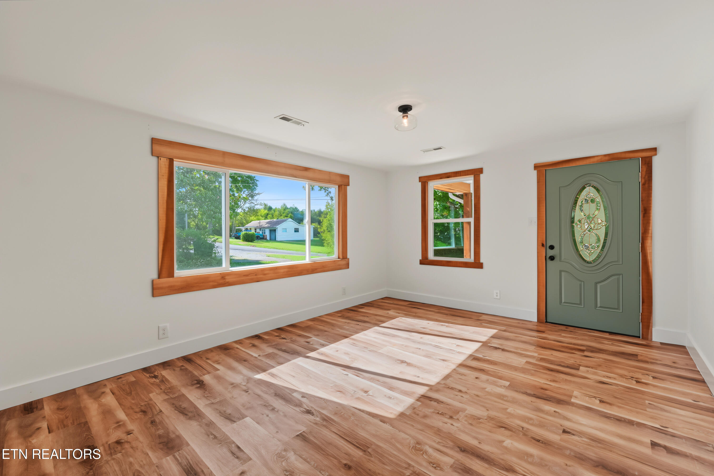 924 Honeysuckle Rd