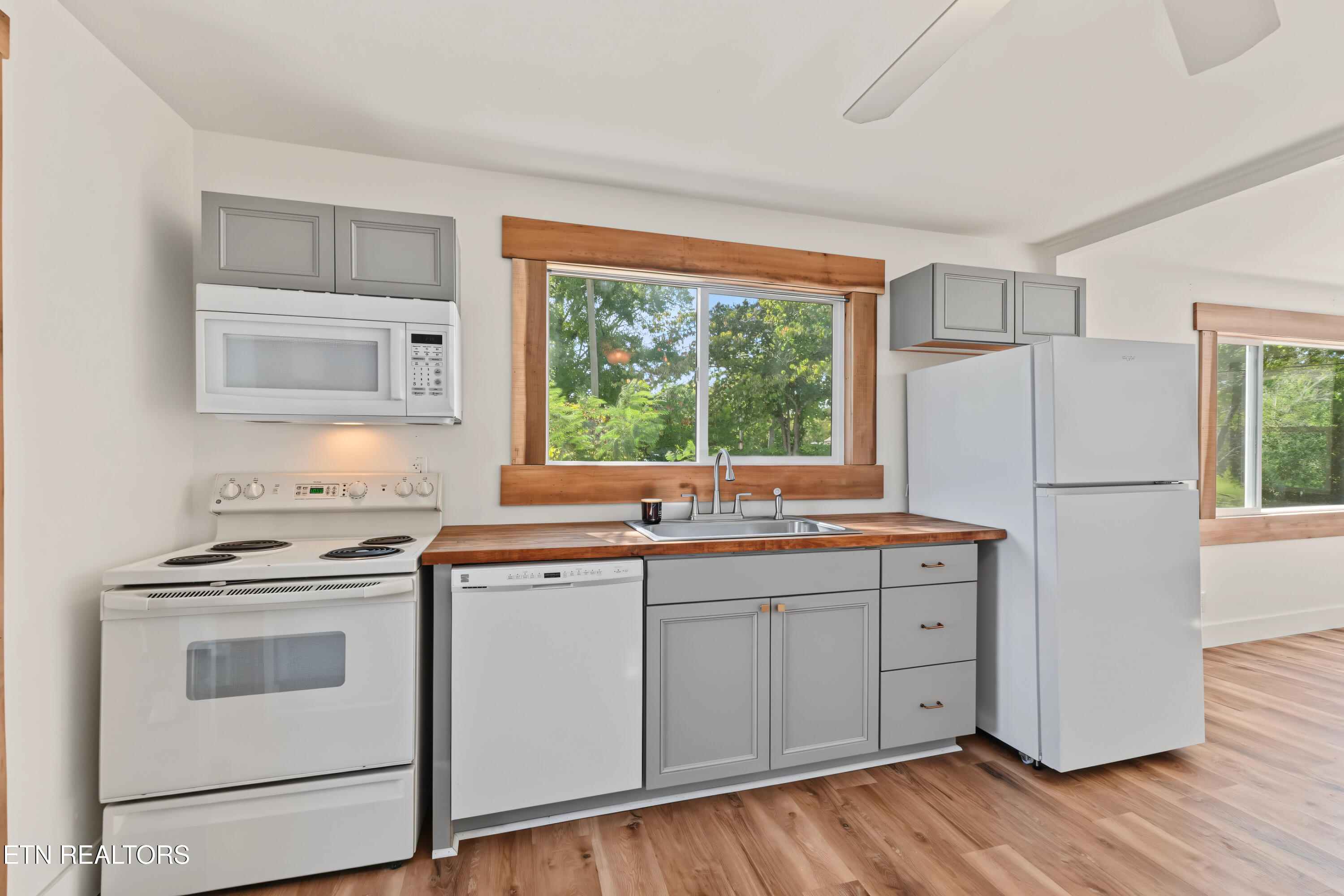 924 Honeysuckle Rd