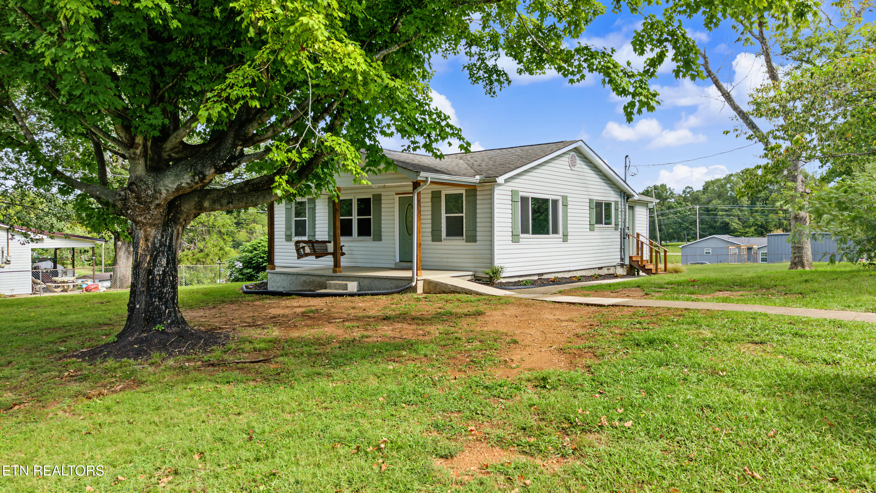 924 Honeysuckle Rd