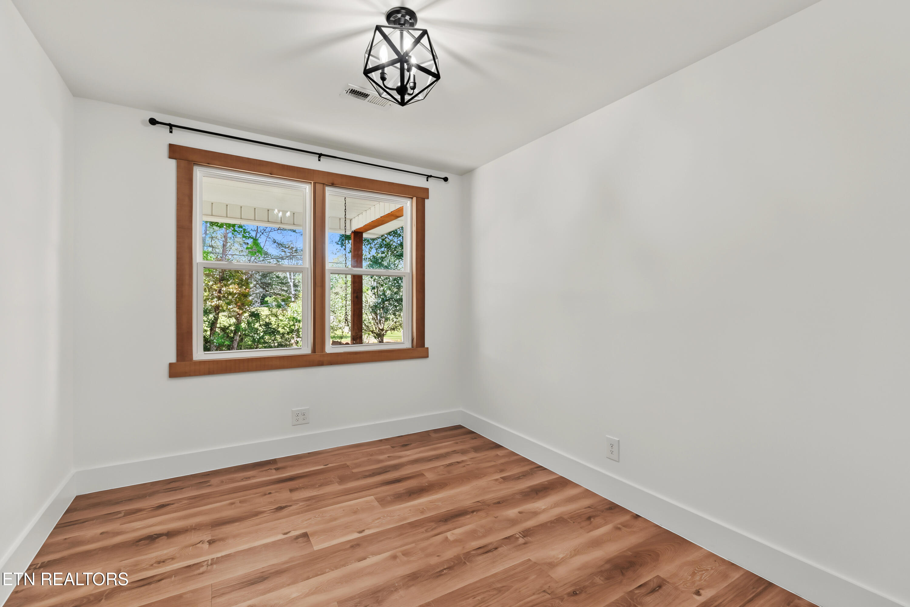 924 Honeysuckle Rd