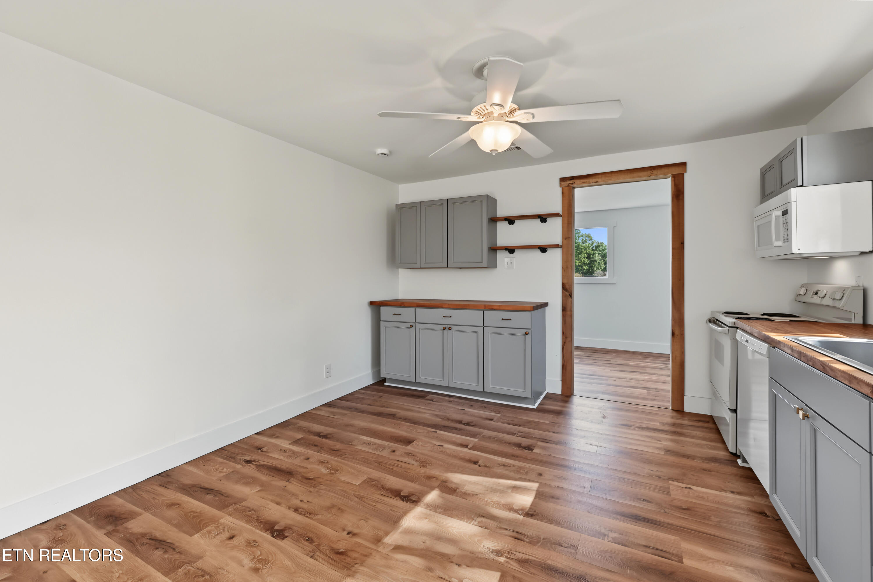 924 Honeysuckle Rd