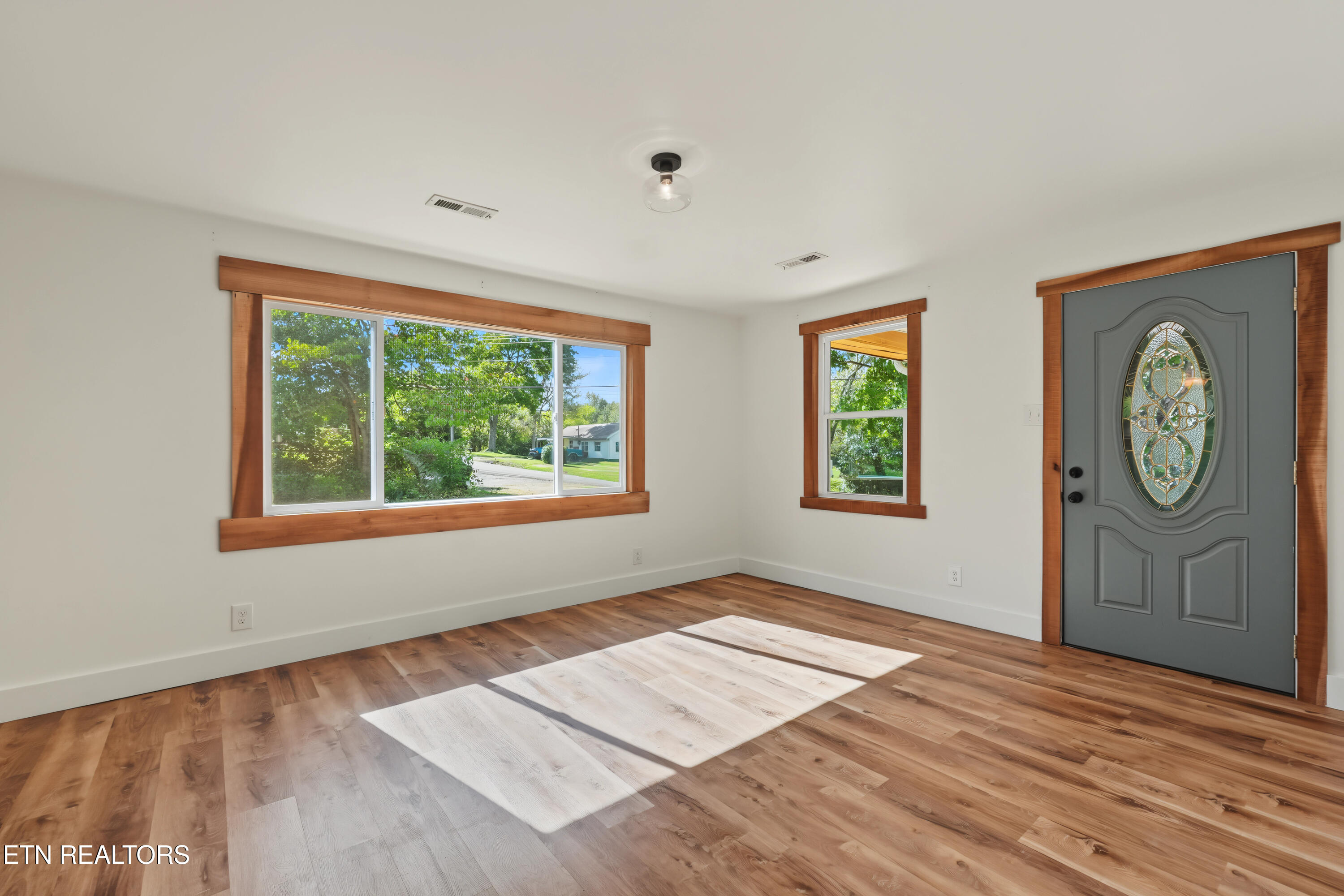 924 Honeysuckle Rd