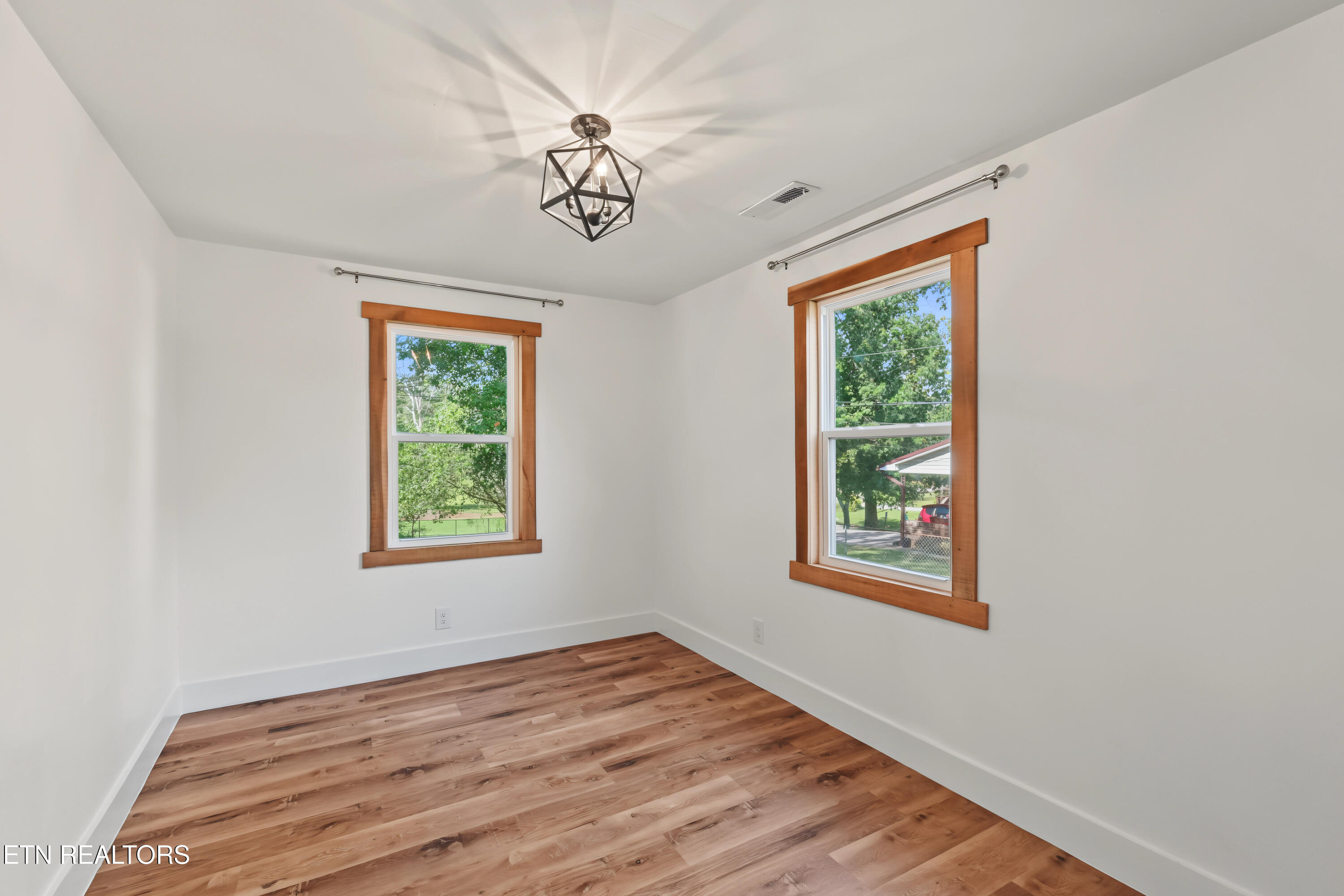 924 Honeysuckle Rd