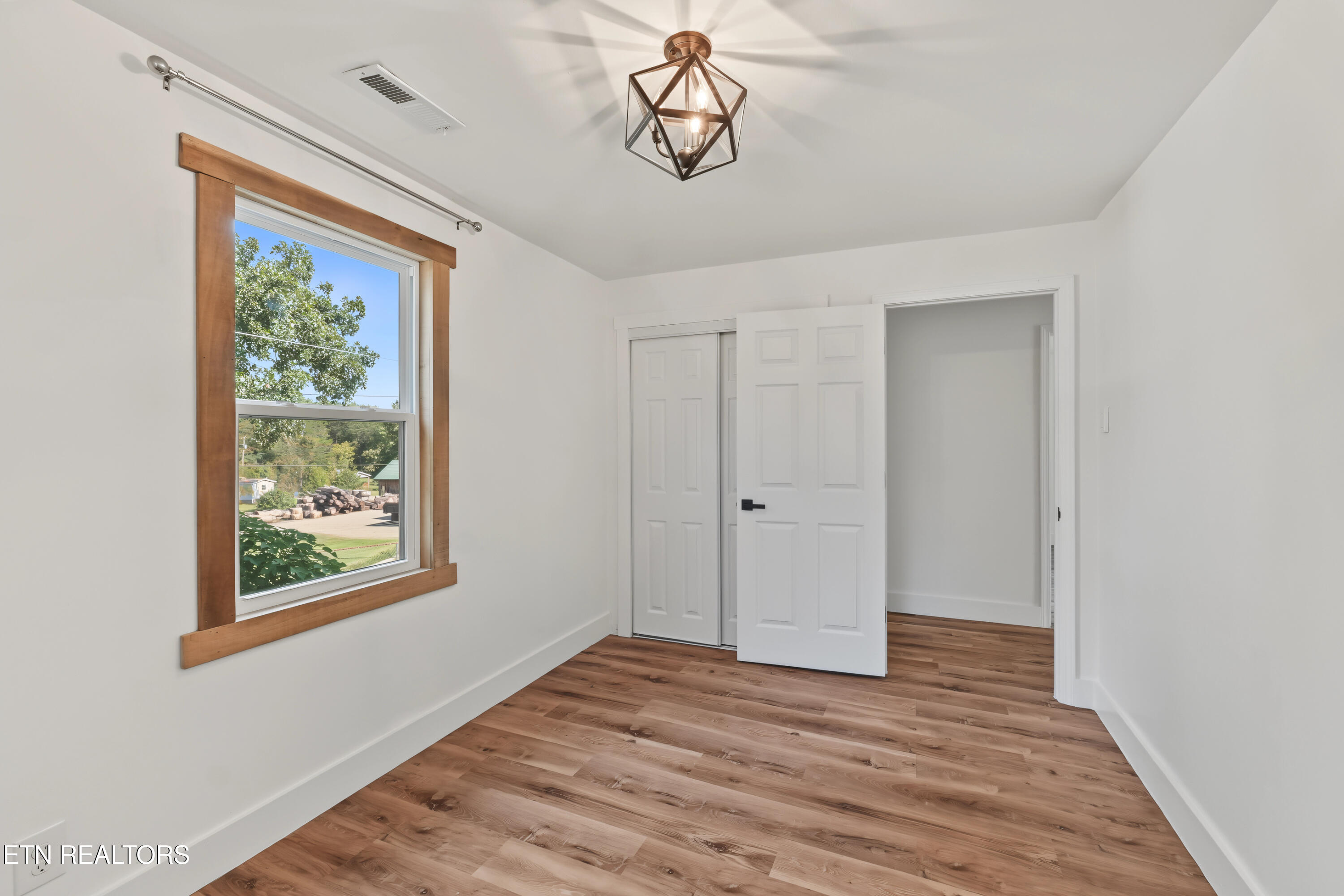 924 Honeysuckle Rd