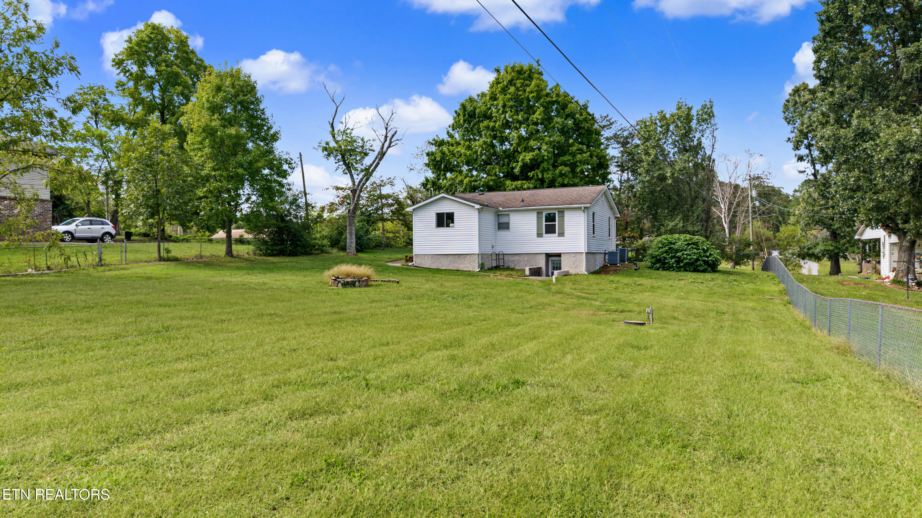924 Honeysuckle Rd