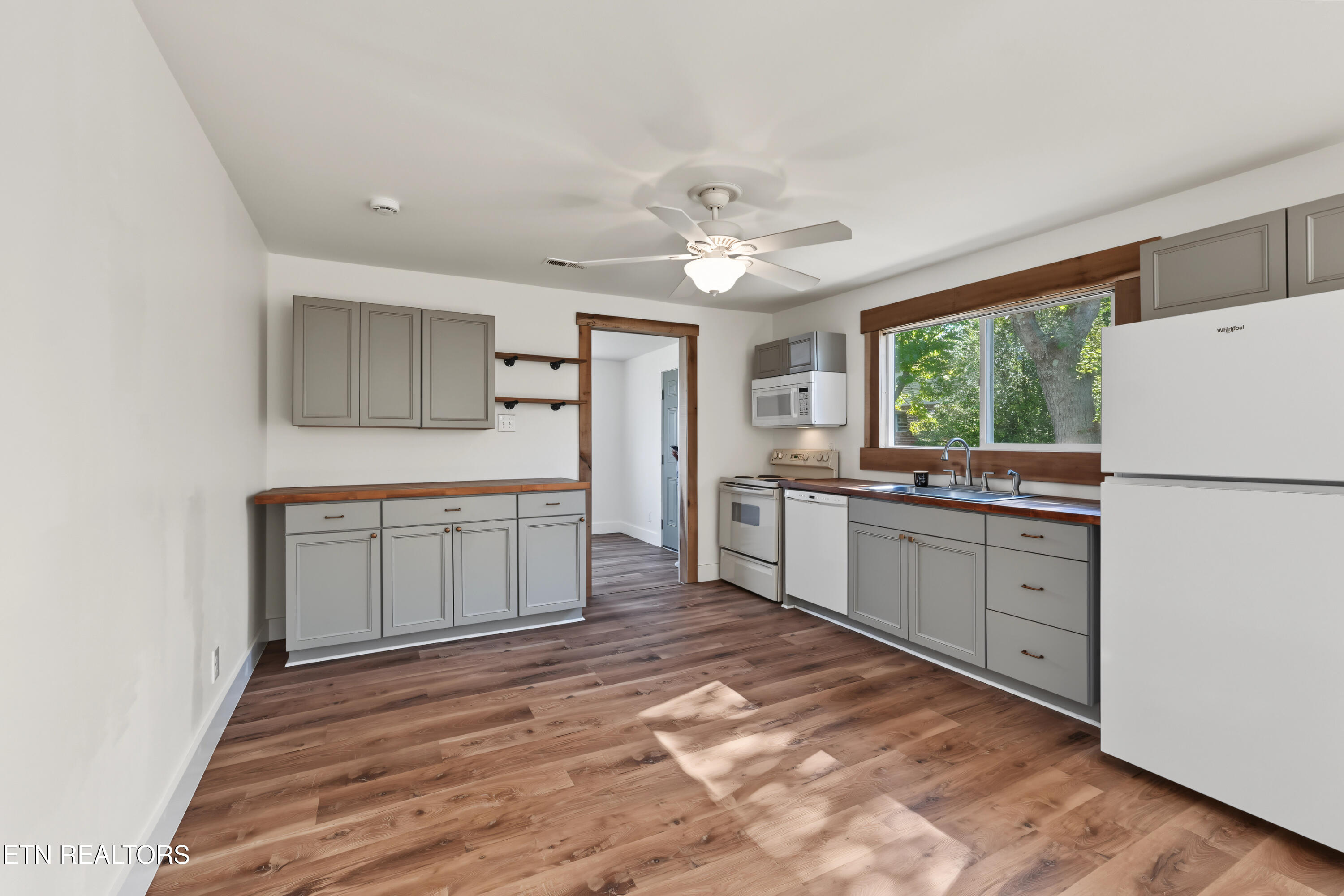 924 Honeysuckle Rd