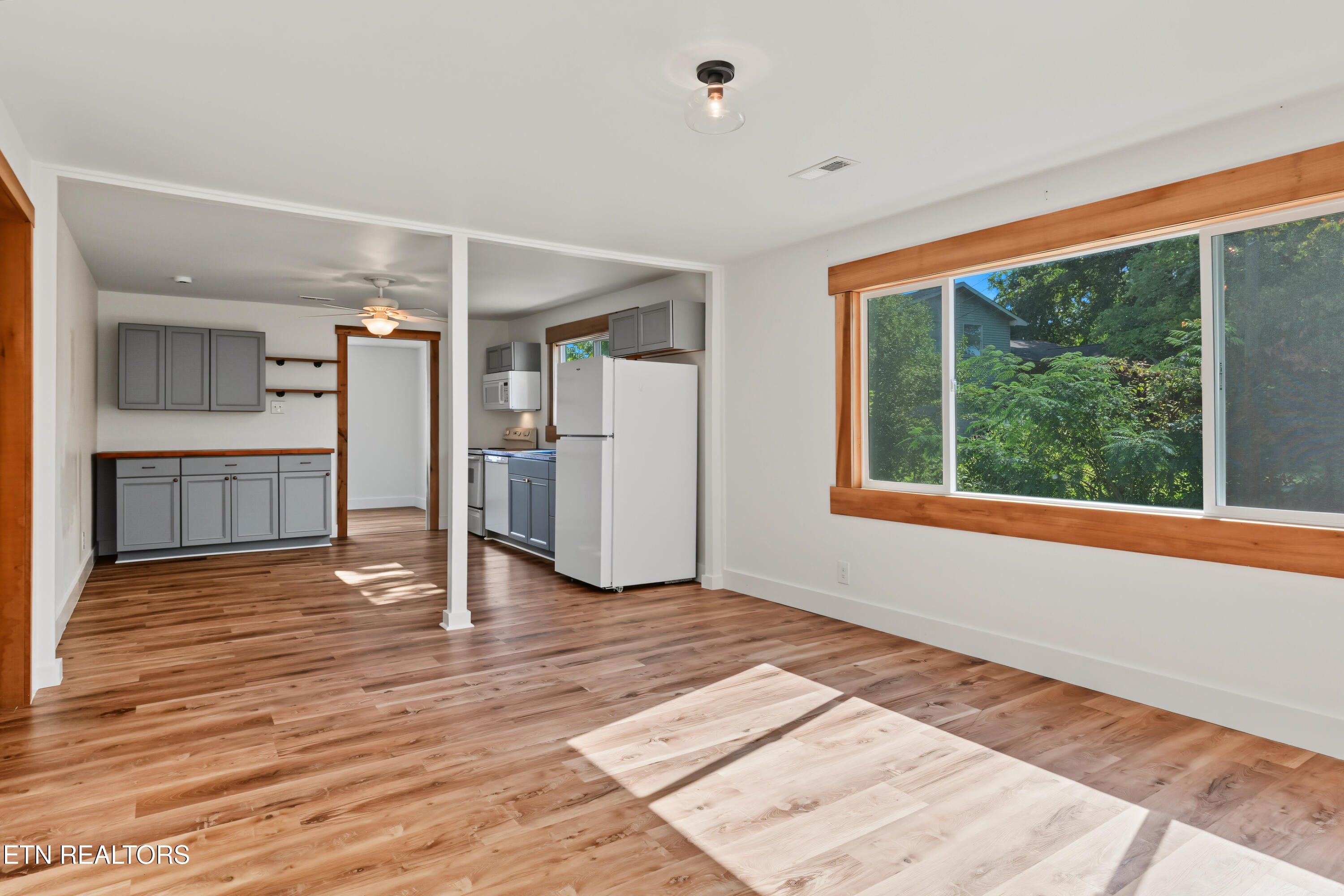 924 Honeysuckle Rd