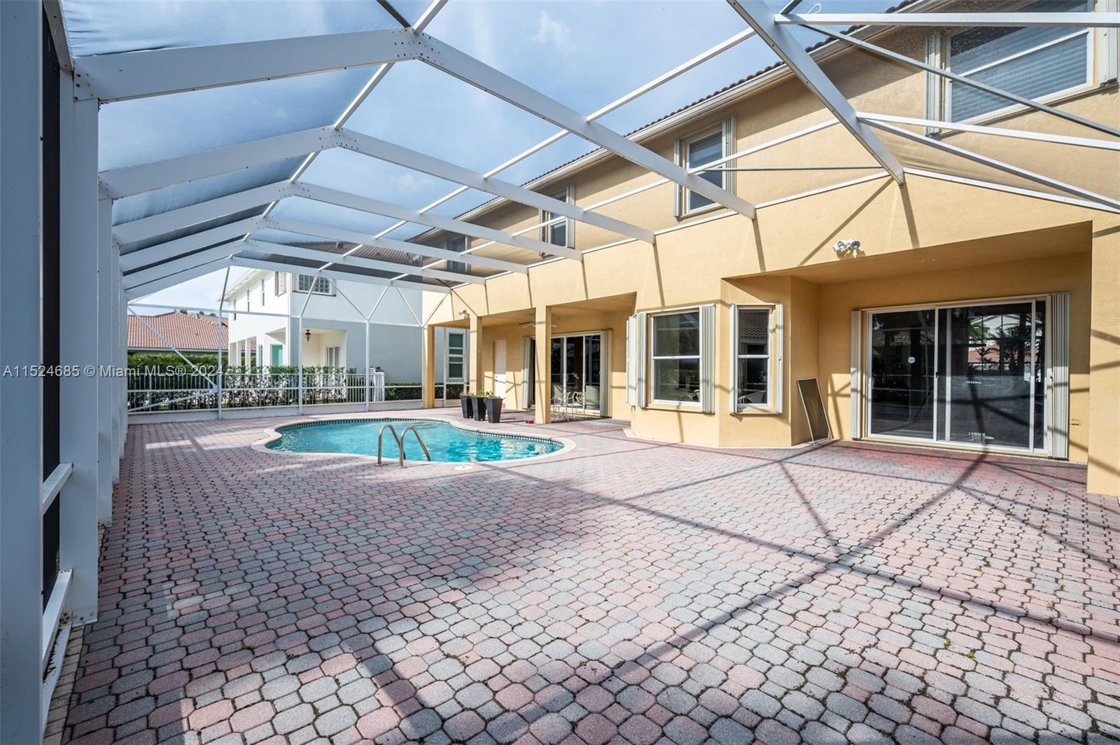 1646 Victoria Pointe Ln