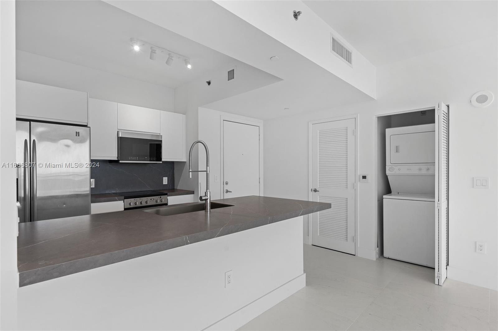 951 Brickell Ave # 4002