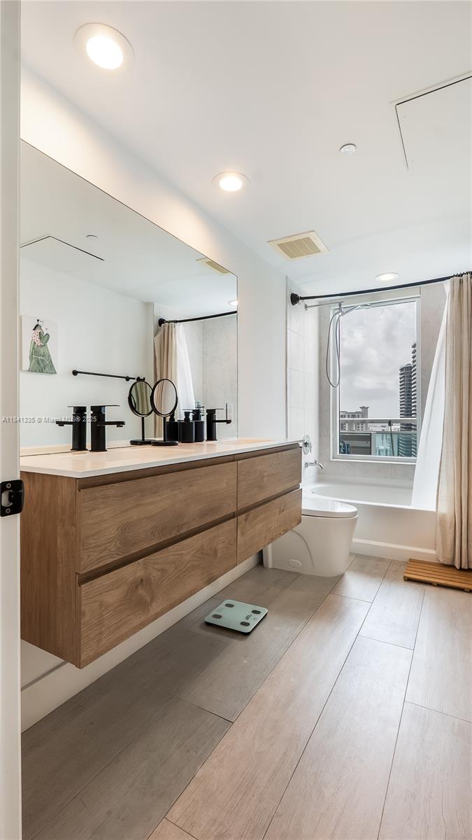 950 Brickell Bay Dr # 3500