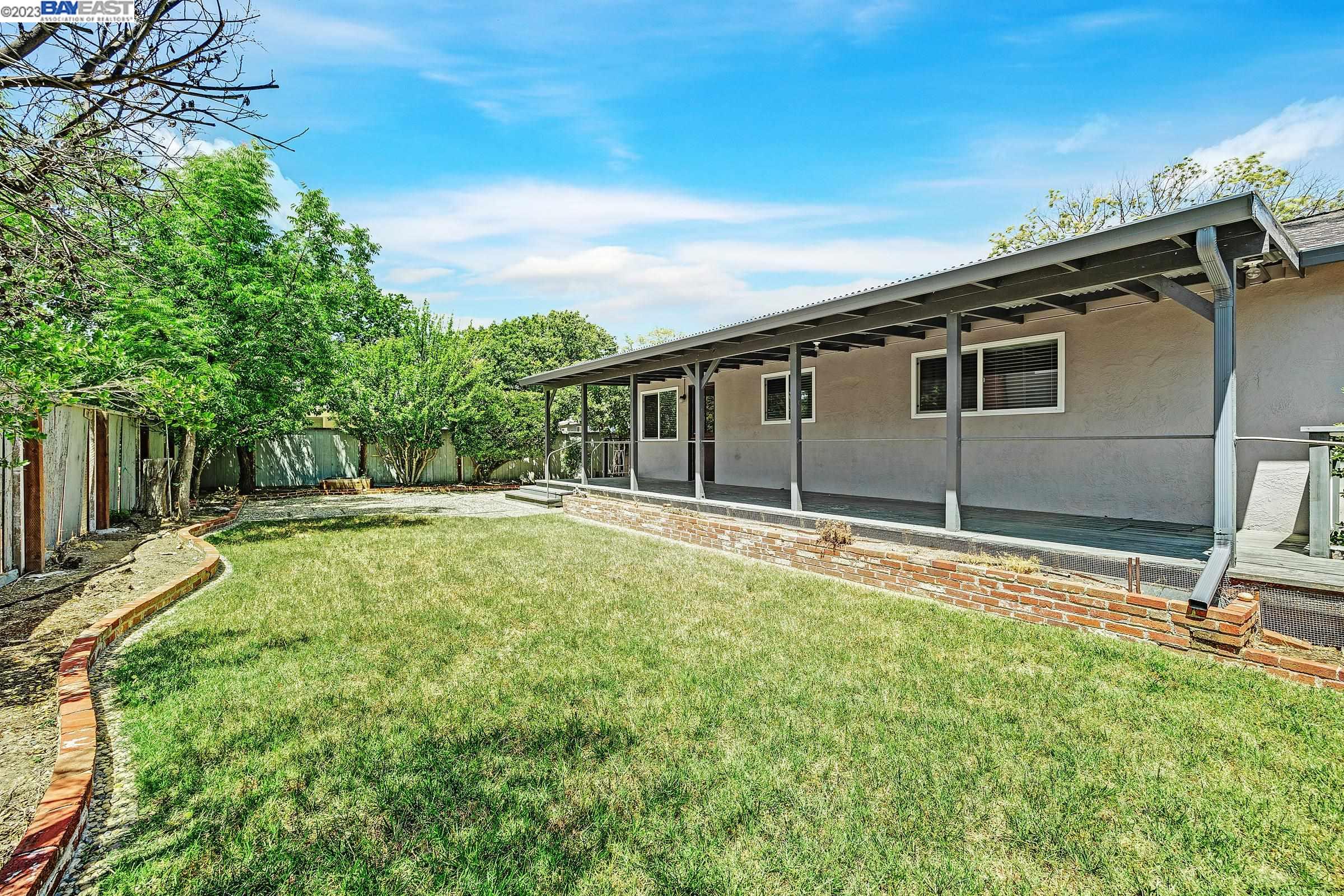949 Madrone Way