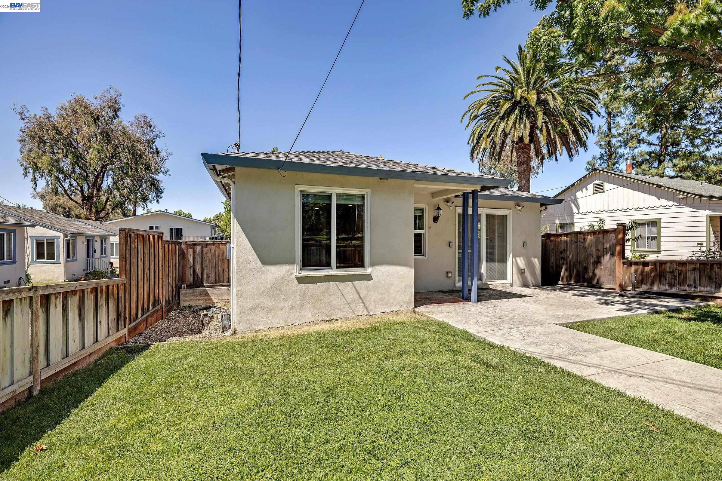 4067 Vineyard Ave