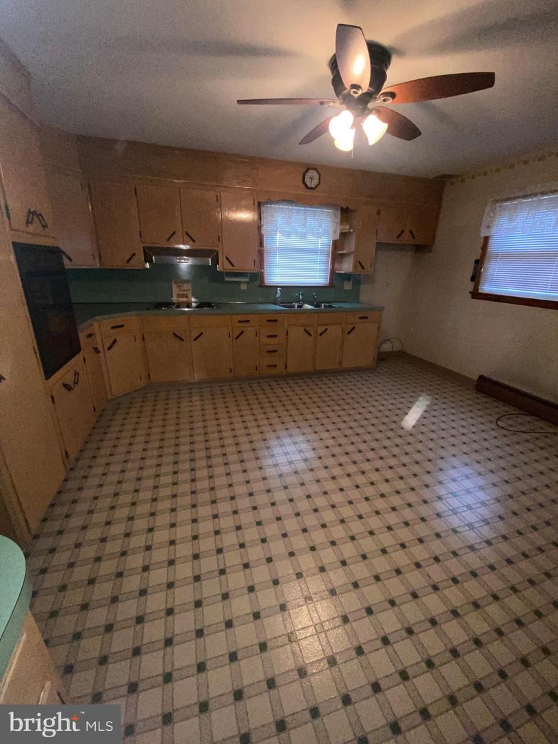 1704 E Caracas Ave