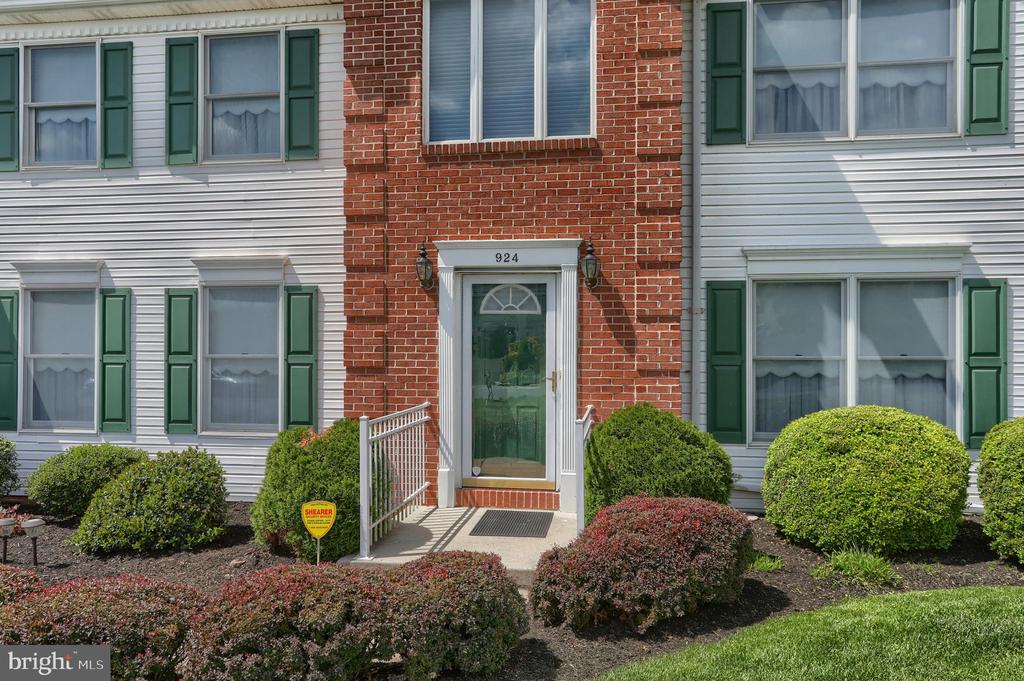 924 Manor Dr