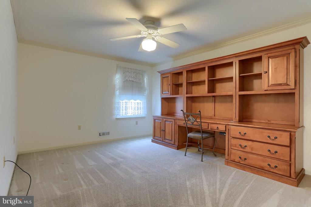 924 Manor Dr