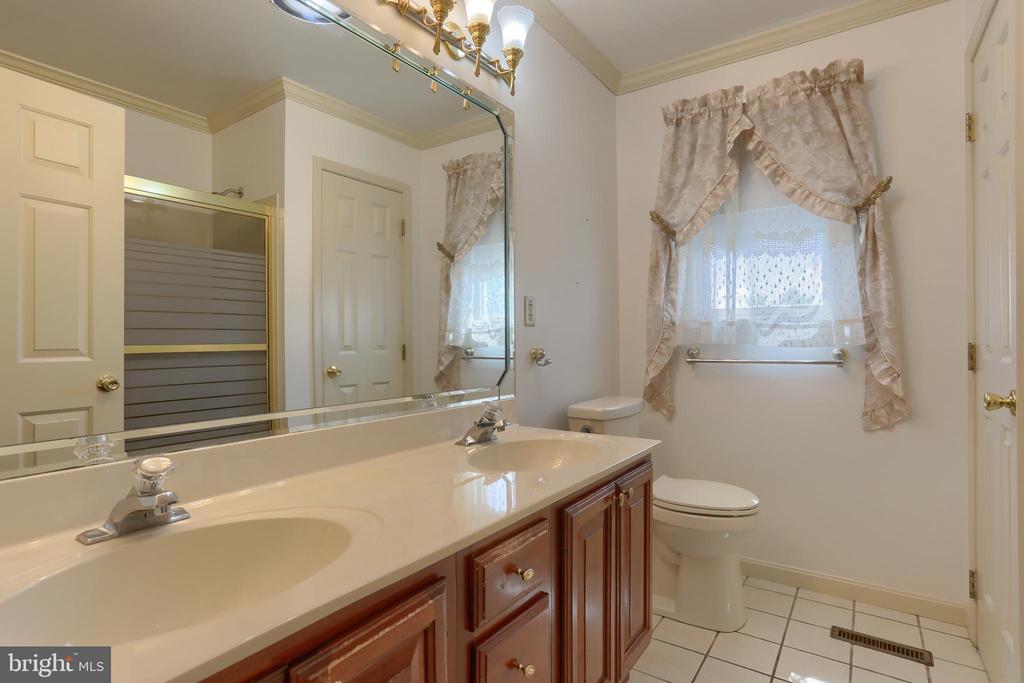 924 Manor Dr