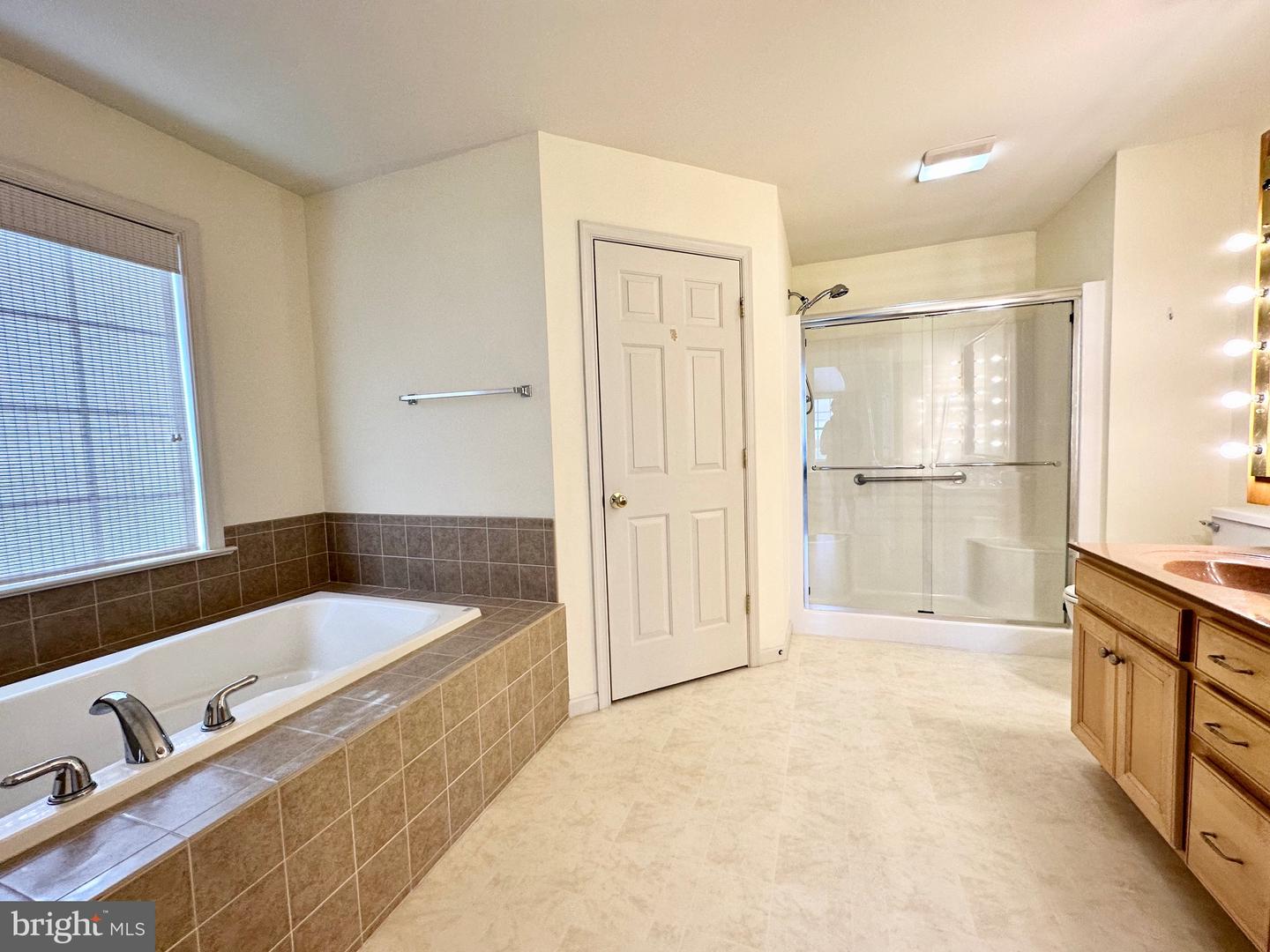 506 Waterside Cir