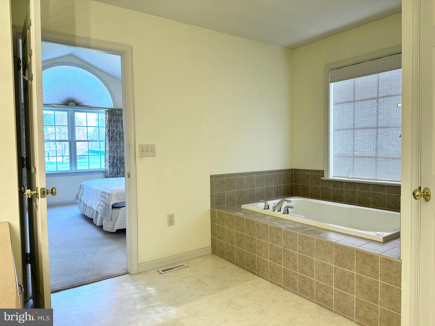 506 Waterside Cir