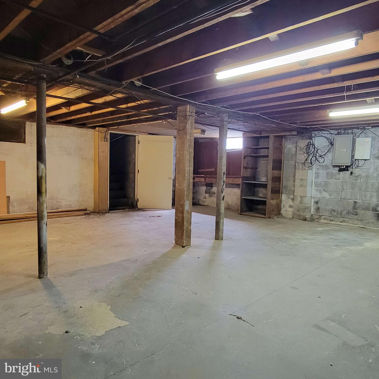 337 S 6th St