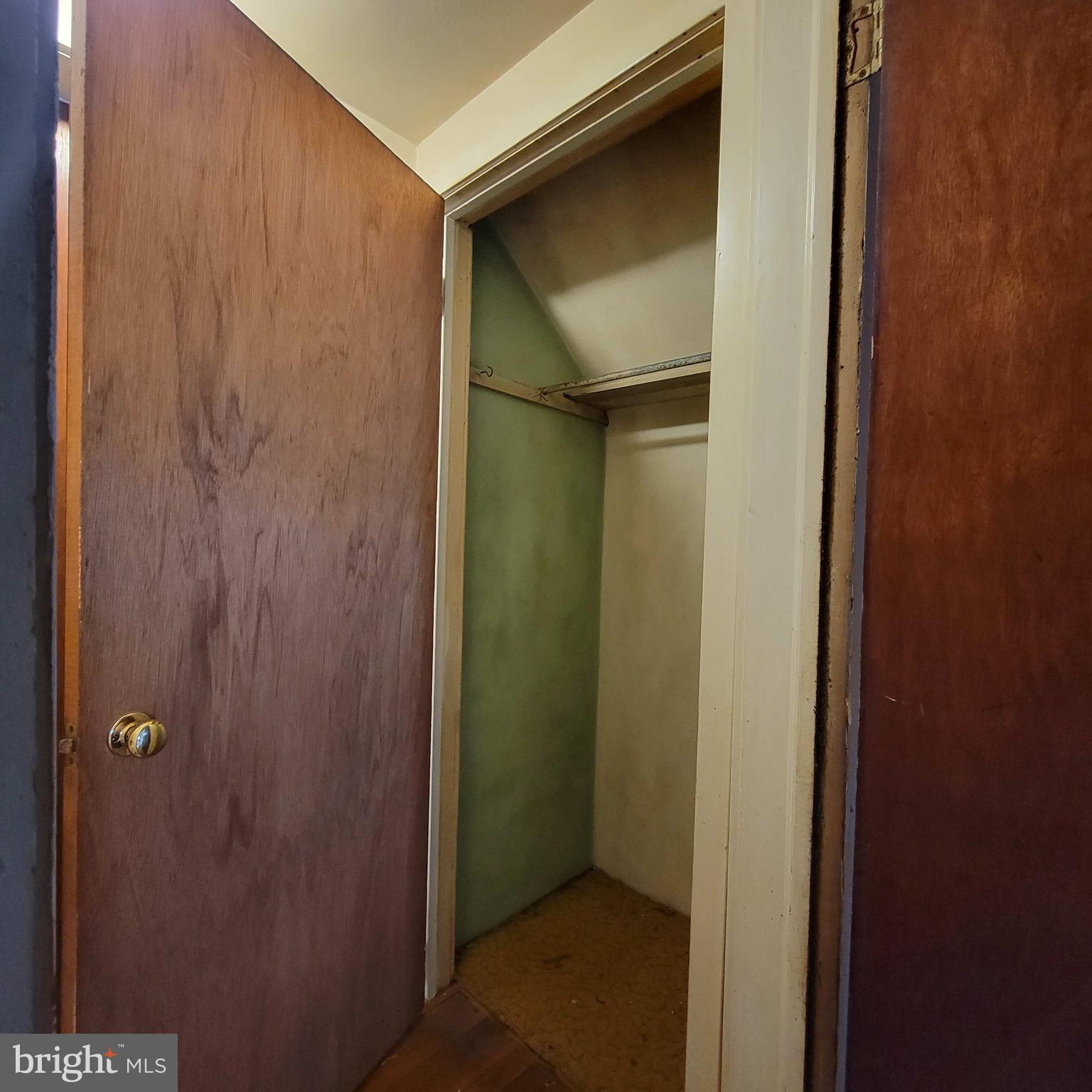 337 S 6th St