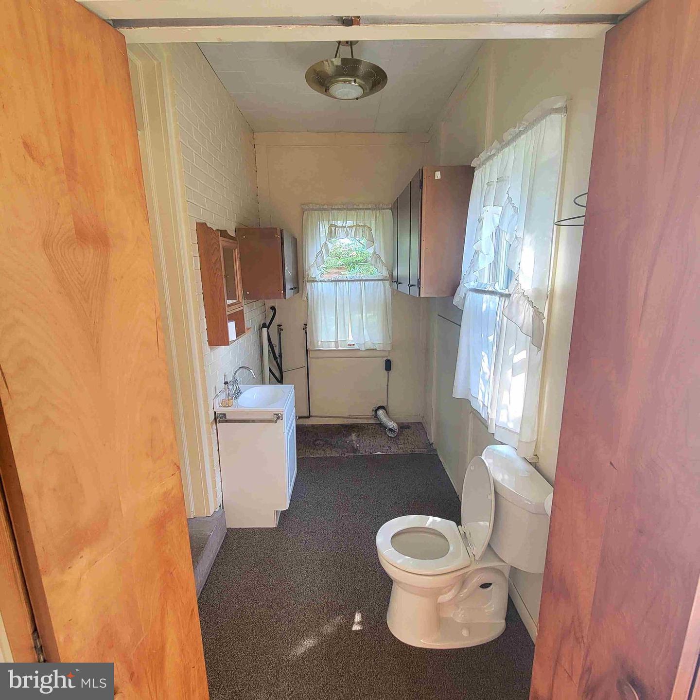 48 W Main St