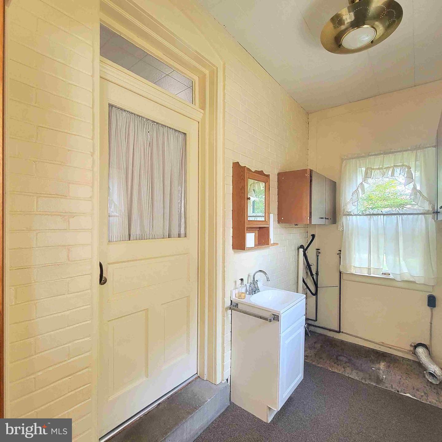 48 W Main St