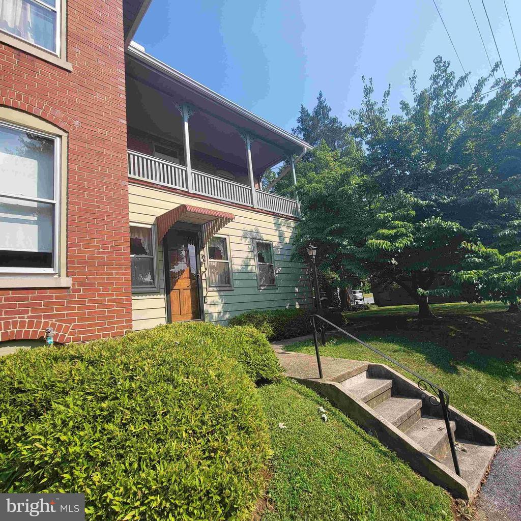 48 W Main St