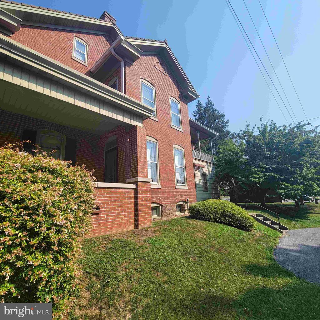 48 W Main St