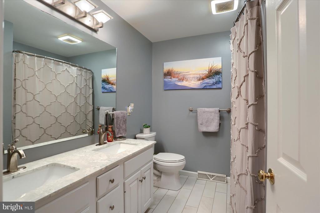 249 Oak Ln