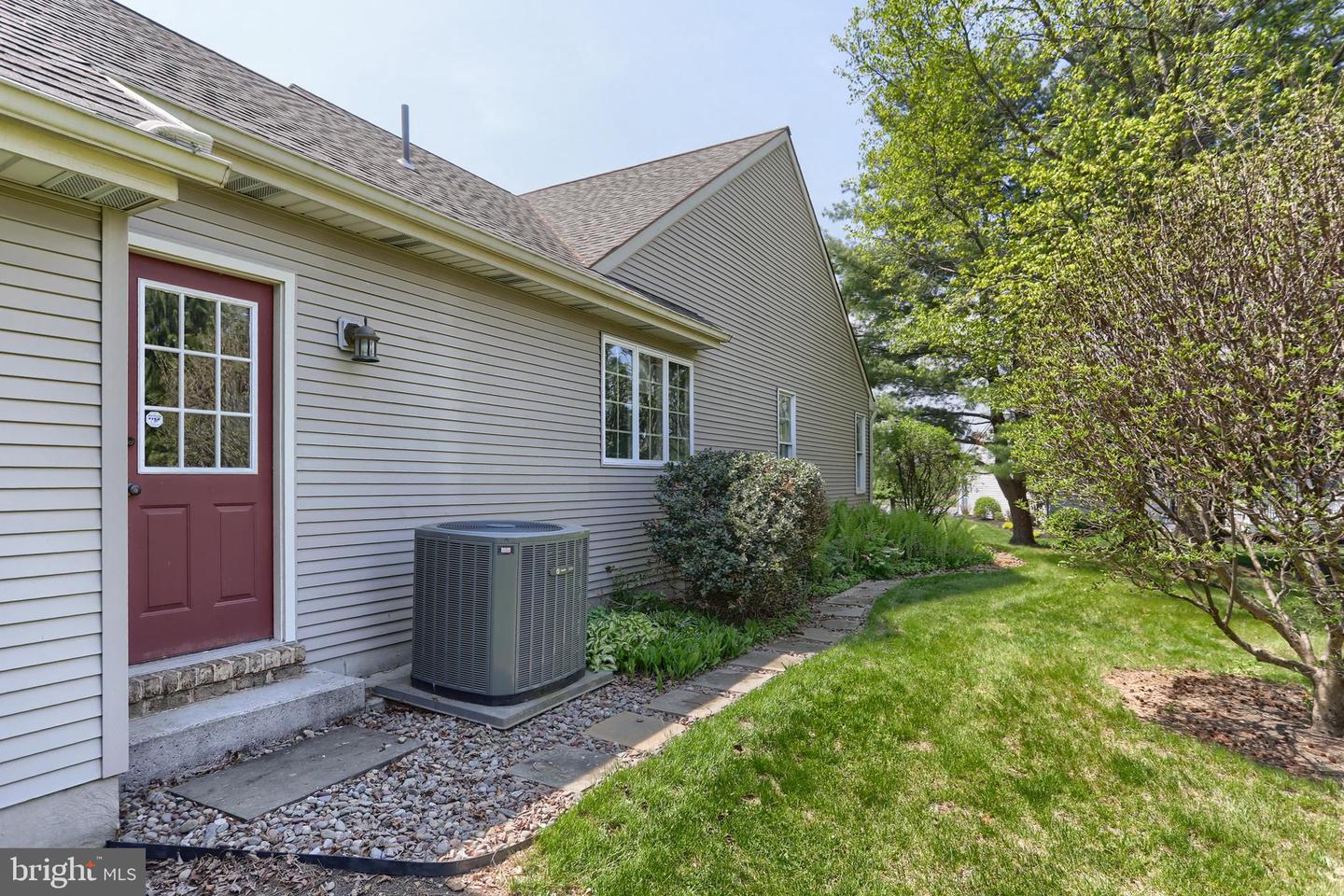 5 Stone Hedge Dr