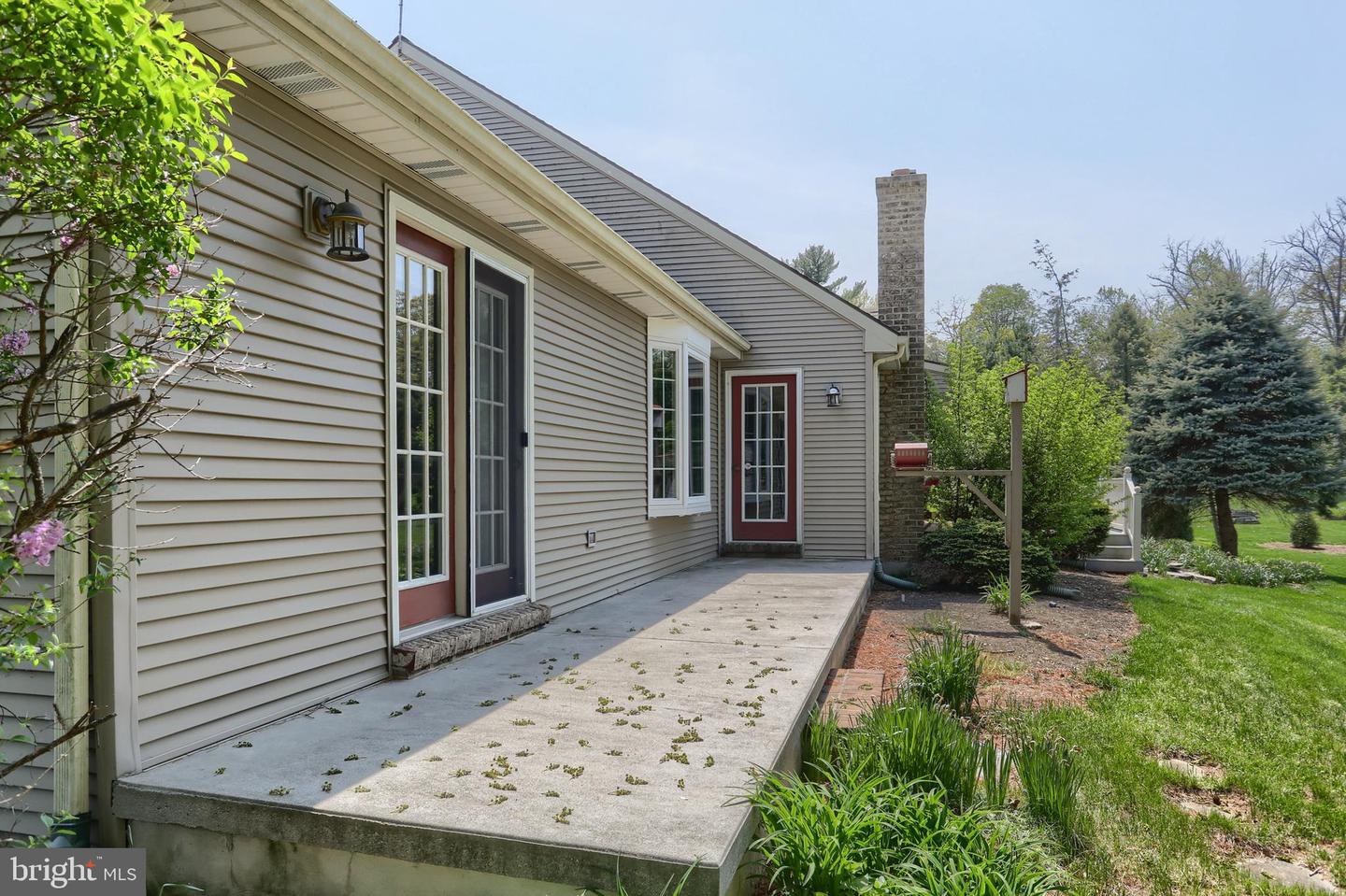 5 Stone Hedge Dr