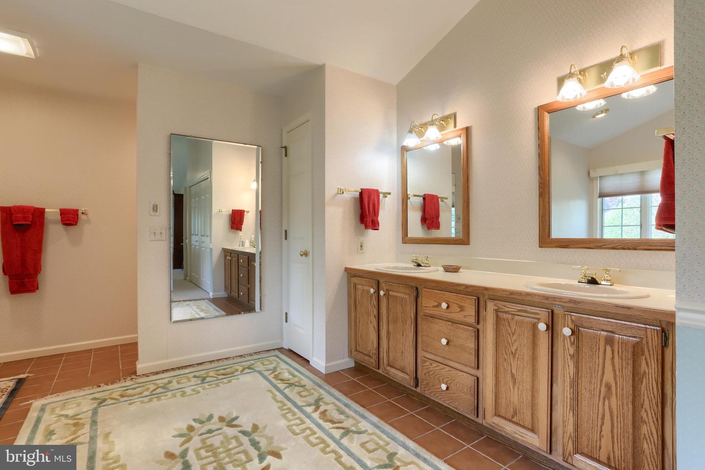 5 Stone Hedge Dr