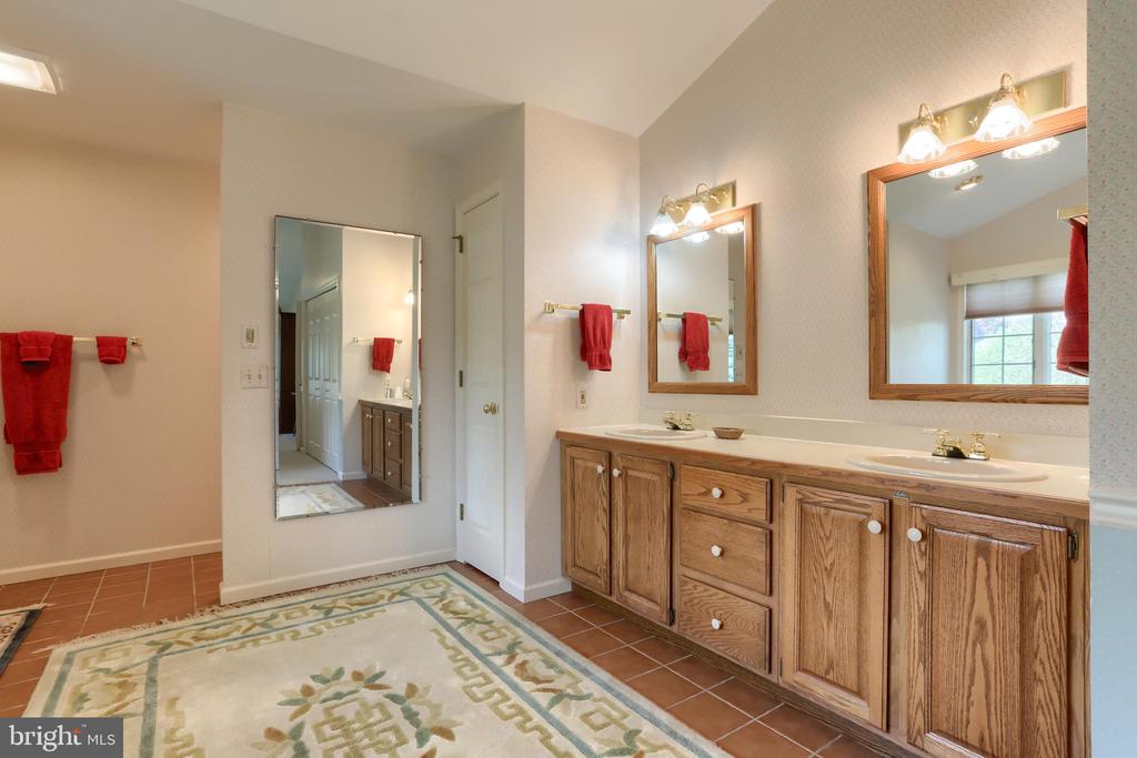 5 Stone Hedge Dr