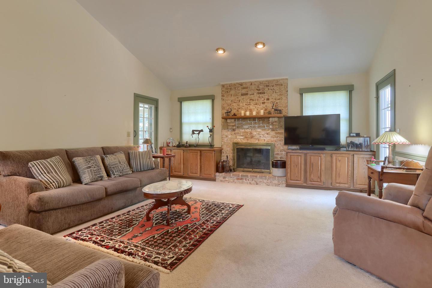 5 Stone Hedge Dr