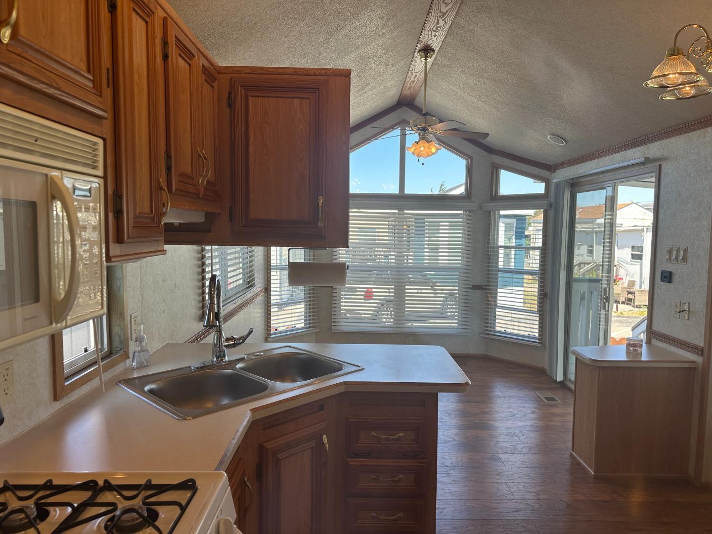 835 Kimball Ave Unit: 11