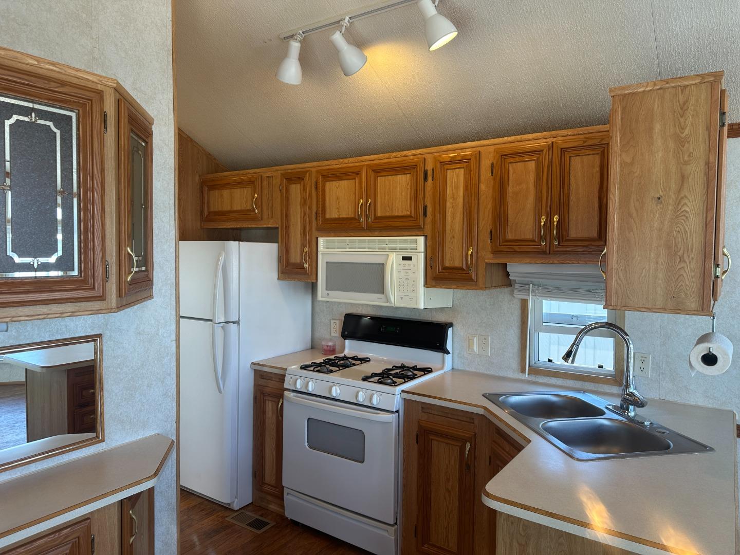 835 Kimball Ave Unit: 11
