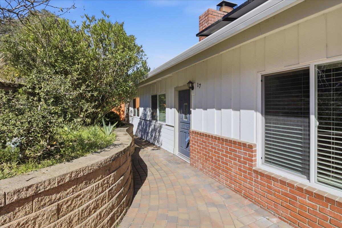 17 Los Encinos Drive