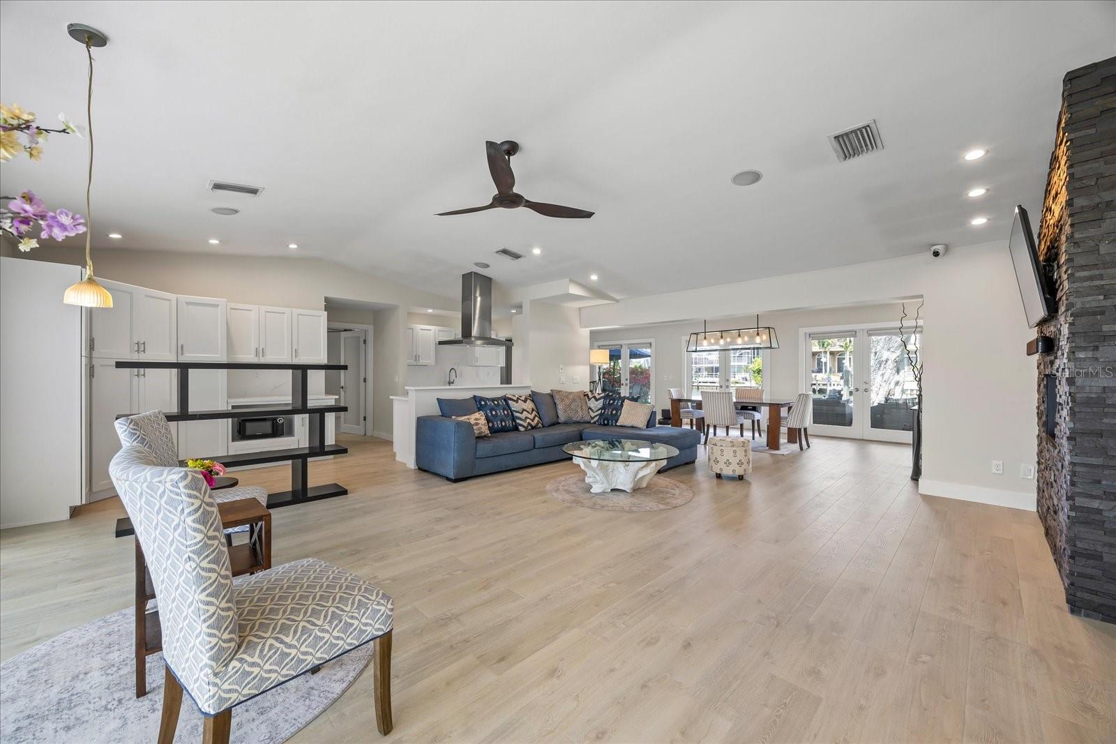3956 VERSAILLES DR