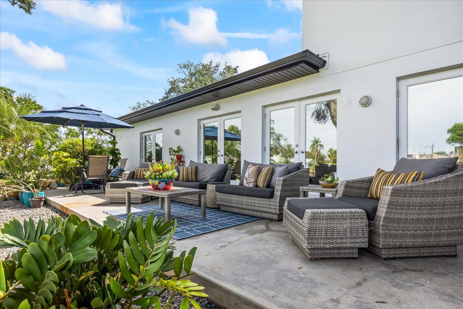 3956 VERSAILLES DR