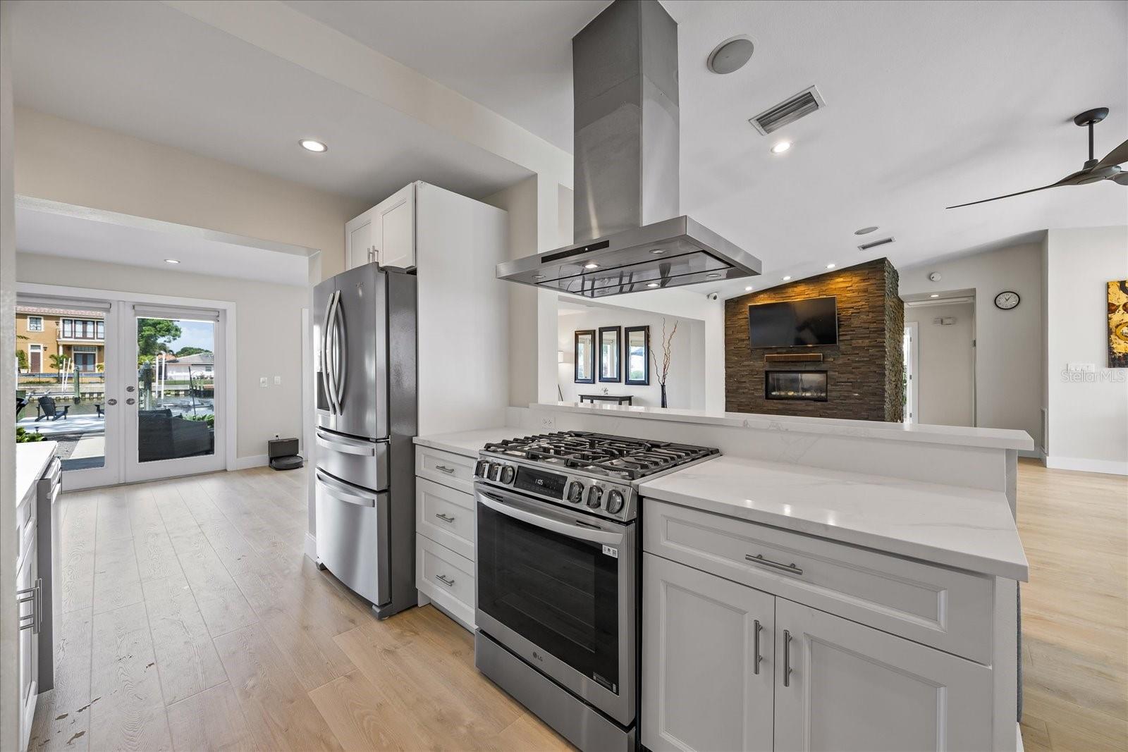 3956 VERSAILLES DR